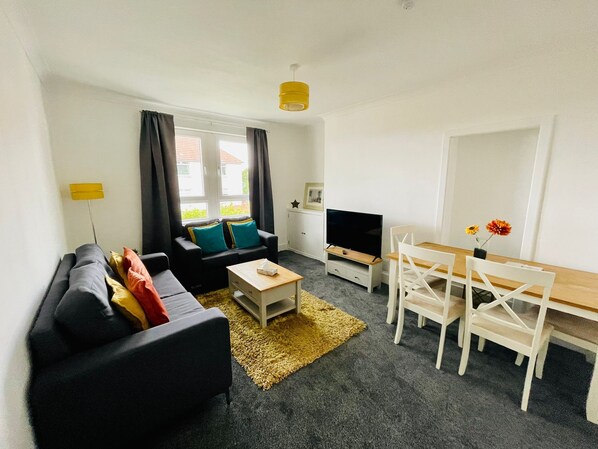 Living area - 2 Bedroom Broomfield Apartment (Airdrie)