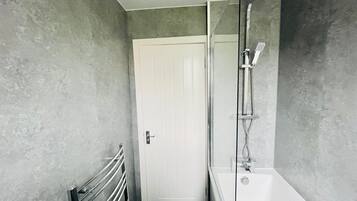 Basic Apartment | Bathroom | Towels
