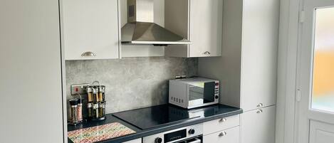 Basic Apartment | Private kitchen | Electric kettle, toaster, toaster oven