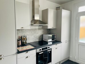 Private kitchen - 2 Bedroom Broomfield Apartment (Airdrie)
