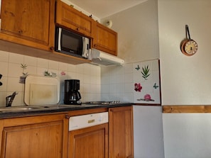 Køleskab, mikrobølgeovn, opvaskemaskine