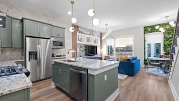 Een koelkast, een magnetron, een oven, een kookplaat