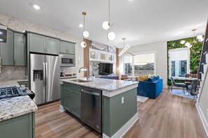 Fridge, microwave, oven, stovetop - Southside Tranquillity (Chattanooga)