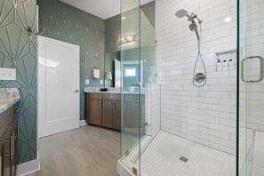 Séchoir à cheveux, serviettes fournies, savon, papier de toilette