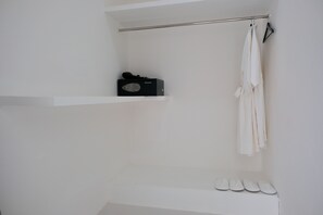 Suite clásica, 1 habitación | Baño | Artículos de higiene personal gratuitos, secador de pelo y albornoces