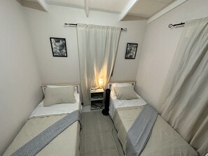 3 chambres, coffres-forts dans les chambres, fer et planche à repasser