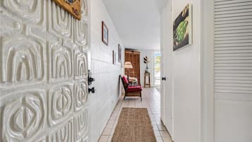 Decoración personalizada, muebles diferentes y cortinas blackout