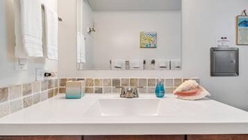 Luxury Condo | Bathroom | Combined shower/tub, free toiletries, hair dryer, towels