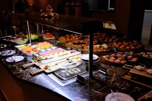 Se ofrece un desayuno bufé (12 DZD por persona)