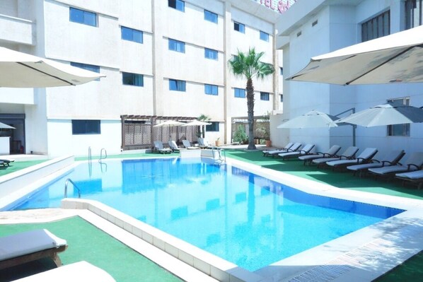 Una piscina al aire libre de temporada