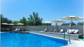 Una piscina al aire libre de temporada