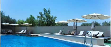 Una piscina al aire libre de temporada