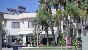 Un hotel moderno con un letrero llamativo que dice "HOTEL PHOENIX".