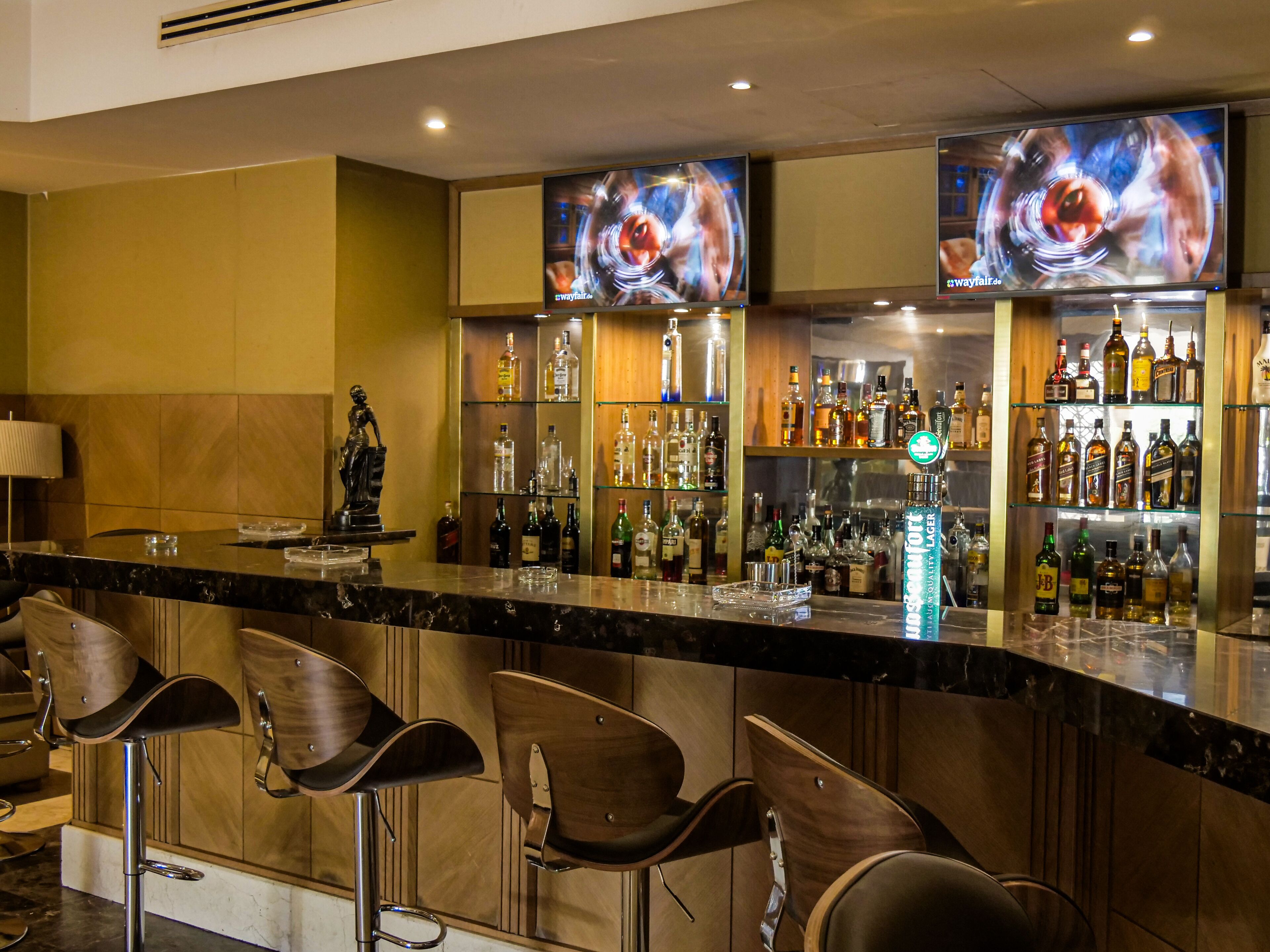 2 bares/lounges