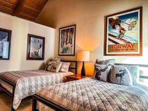 4 makuuhuonetta, työpöytä, silitysrauta/-lauta, vauvan matkasänky