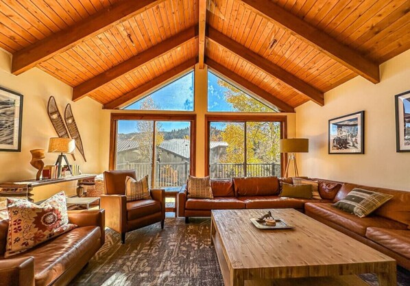 Smart TV, chimenea, videojuegos, estéreo