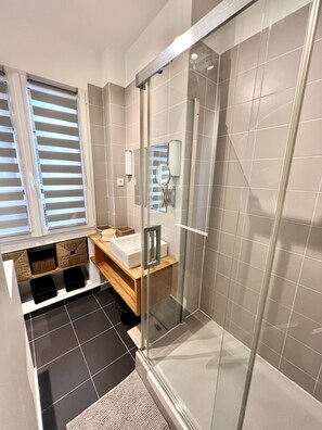 Hair dryer, towels, toilet paper - Appartement de Charme, Montmartre 4P (Paris)