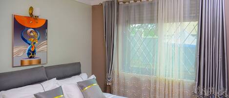 3 soverom, strykejern/-brett, internettilgang og sengetøy