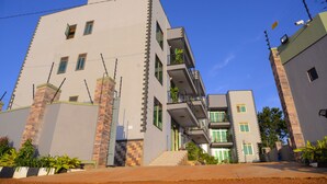 Exterior - Entebbe's Trendy 3 Bedroom Suite (Namulanda)