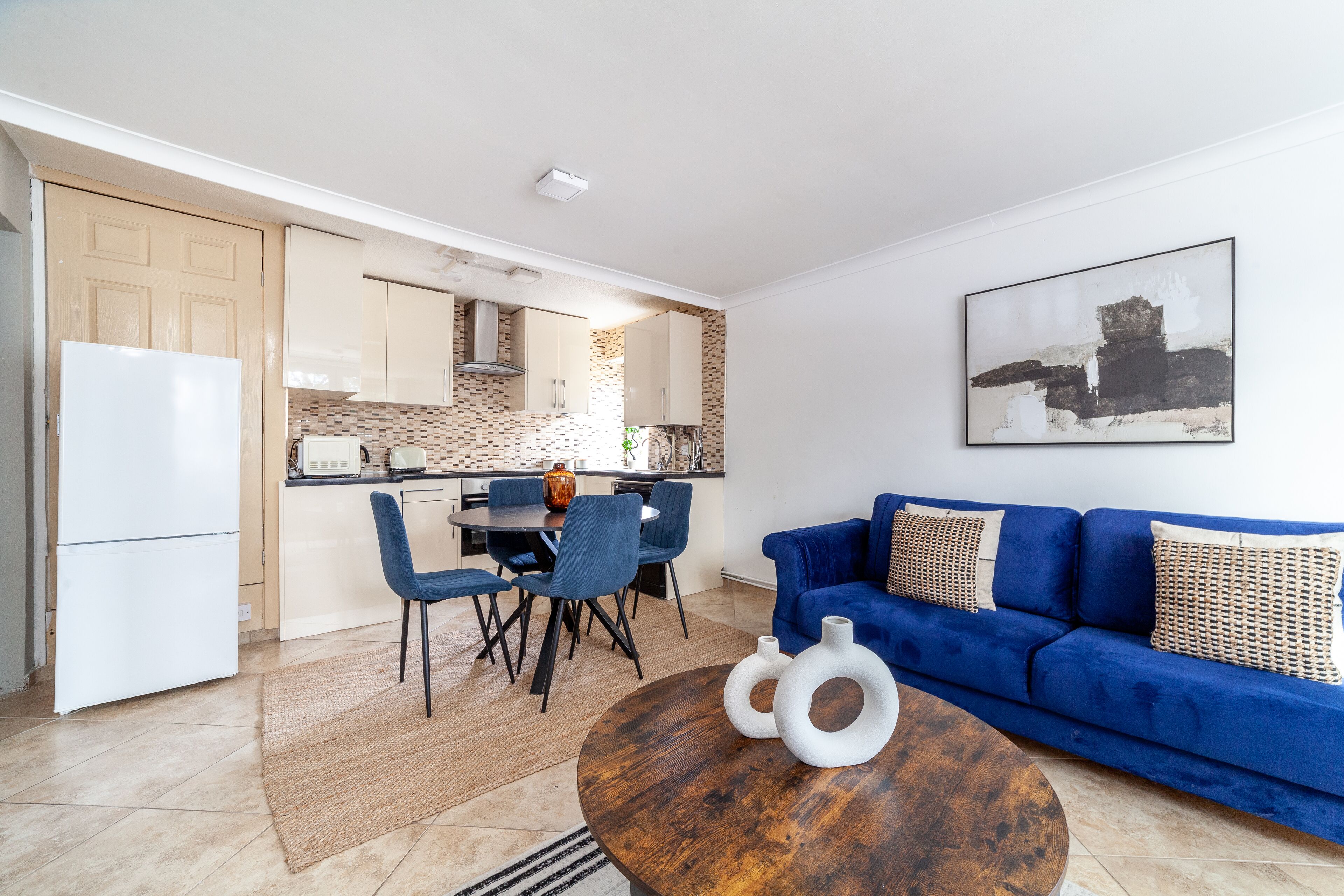 Apartment | Living area | 37-inch TV with cable channels, Netflix, streaming services