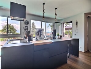 Fridge, microwave, oven, stovetop - Détente, Confort et Sérénité, aux Portes de Genève (Collonges)