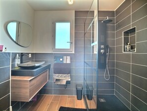 Shower, hair dryer, towels, soap - Détente, Confort et Sérénité, aux Portes de Genève (Collonges)