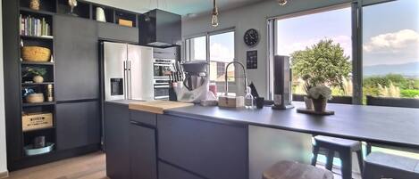 Kühlschrank, Mikrowelle, Ofen, Herdplatte