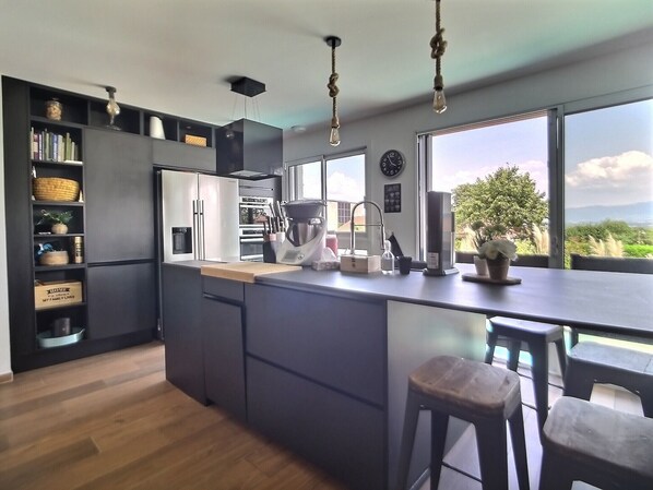 Fridge, microwave, oven, stovetop - Détente, Confort et Sérénité, aux Portes de Genève (Collonges)