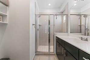 Een douche, een haardroger, handdoeken, zeep