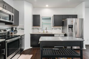 Frigorífico, microondas, horno y placa de cocina