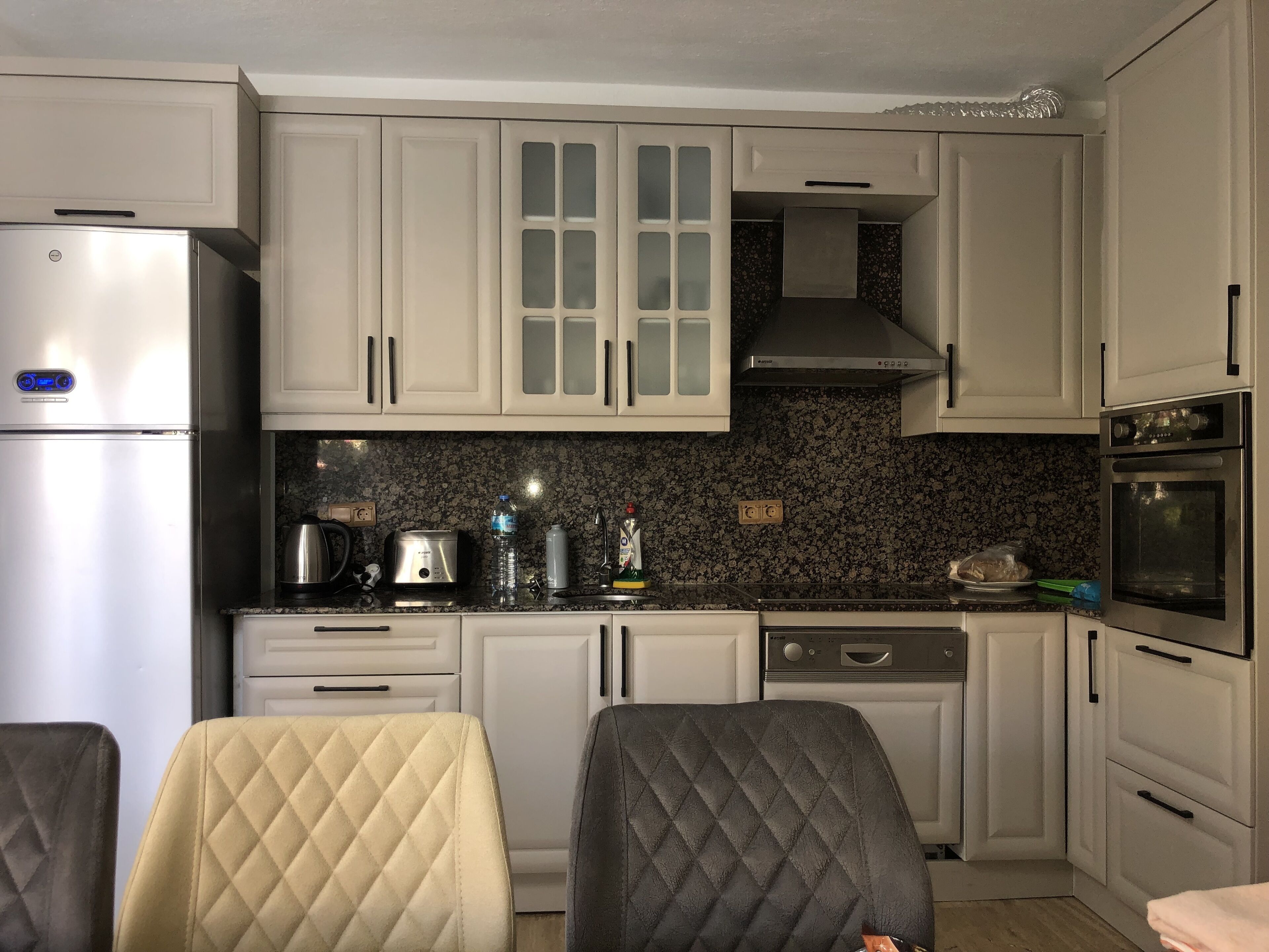 Mikrowelle, Ofen, Geschirrspüler, Hochstuhl