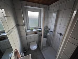 Shower, hair dryer, towels - Familienfreundliche Ferienwohnung in Wernigerode, mit Eigenem Garten (Wernigerode)