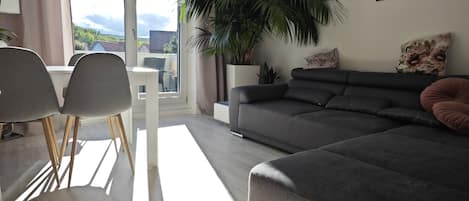 Een smart-tv en boeken