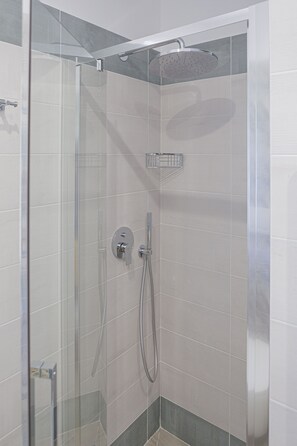 Dusche, umweltfreundliche Kosmetikartikel, Haartrockner, Bidet