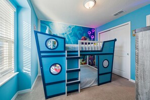 5 bedrooms, iron/ironing board, WiFi, bed sheets