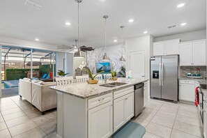 Fridge, microwave, stovetop, dishwasher - 5BR Villa w/ Pool & Game Console - Sleeps 10 (Davenport)