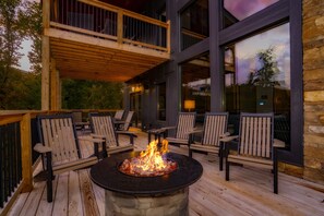 Terrace/patio - Gatlinburg Starry Night: Mtn Views, Pool (Spa), Games, Hot Tub, Wifi and more... (Gatlinburg)