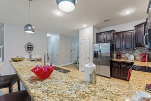 Fridge, microwave, oven, stovetop - 2 Waterparks • Home Theater • Near Disney (Davenport)