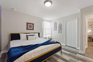 8 bedrooms, iron/ironing board, WiFi, bed sheets - 2 Waterparks • Home Theater • Near Disney (Davenport)