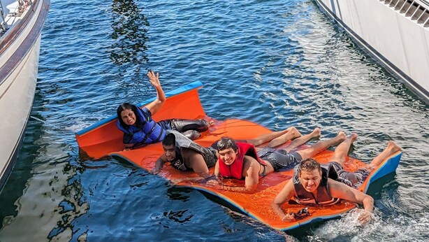 Un grupo de personas en una plataforma flotante en el agua.