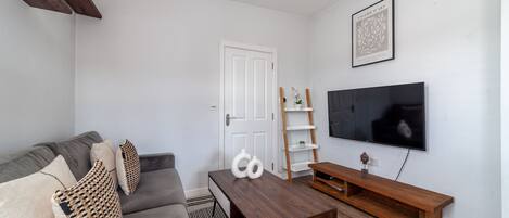 Apartment | Living area | 37-inch TV with cable channels, Netflix, streaming services