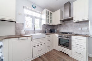 Apartment | Private kitchen | Fridge, oven, stovetop, coffee/tea maker - The Brent Park Collection (London)