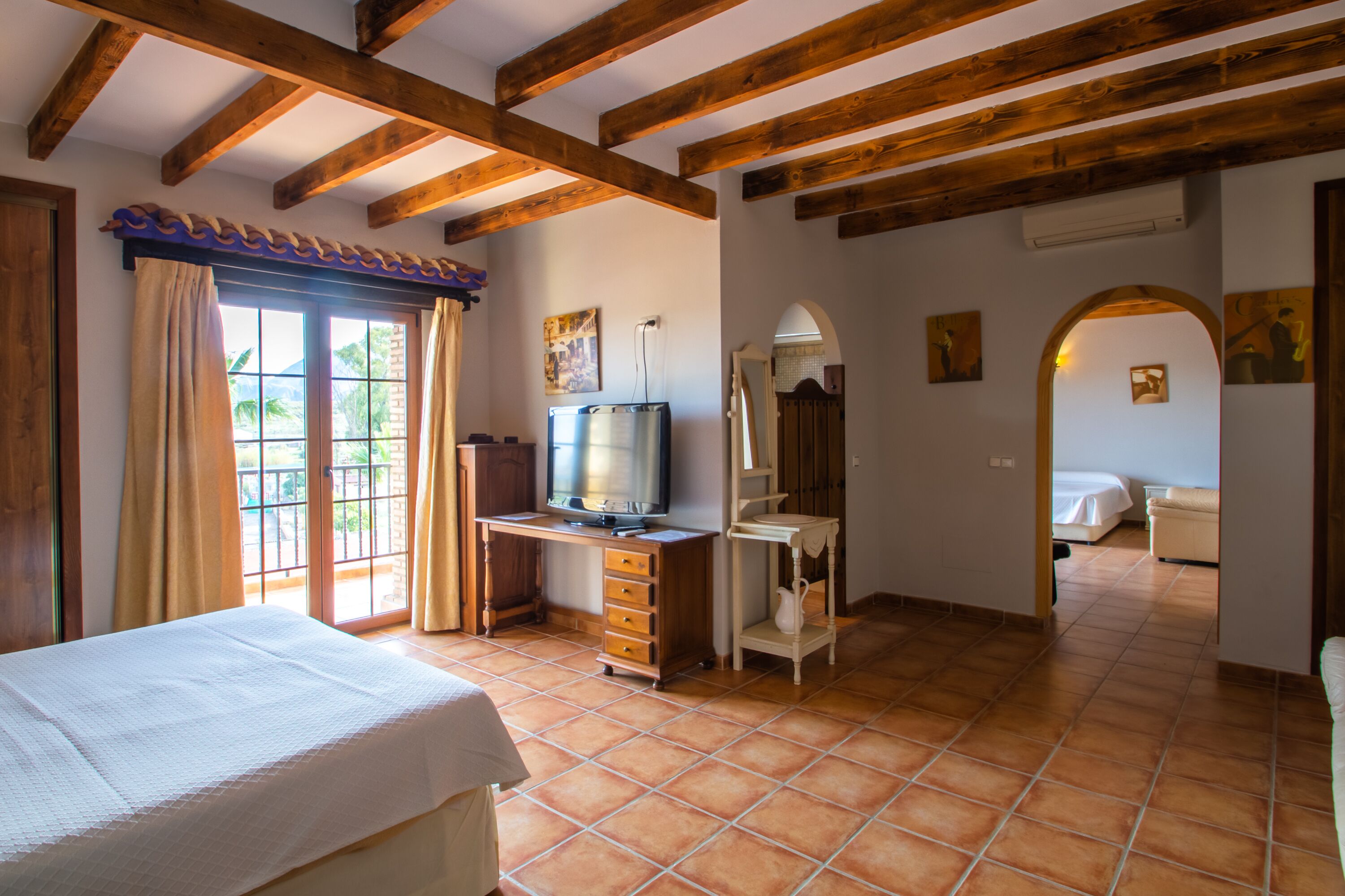 Comfort Suite | In-room safe, blackout drapes, WiFi (free), bed sheets