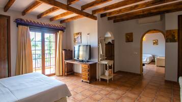 Comfort Suite | In-room safe, blackout drapes, WiFi (free), bed sheets