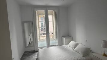 3 slaapkamers, een strijkplank/strijkijzer, gratis wifi, beddengoed