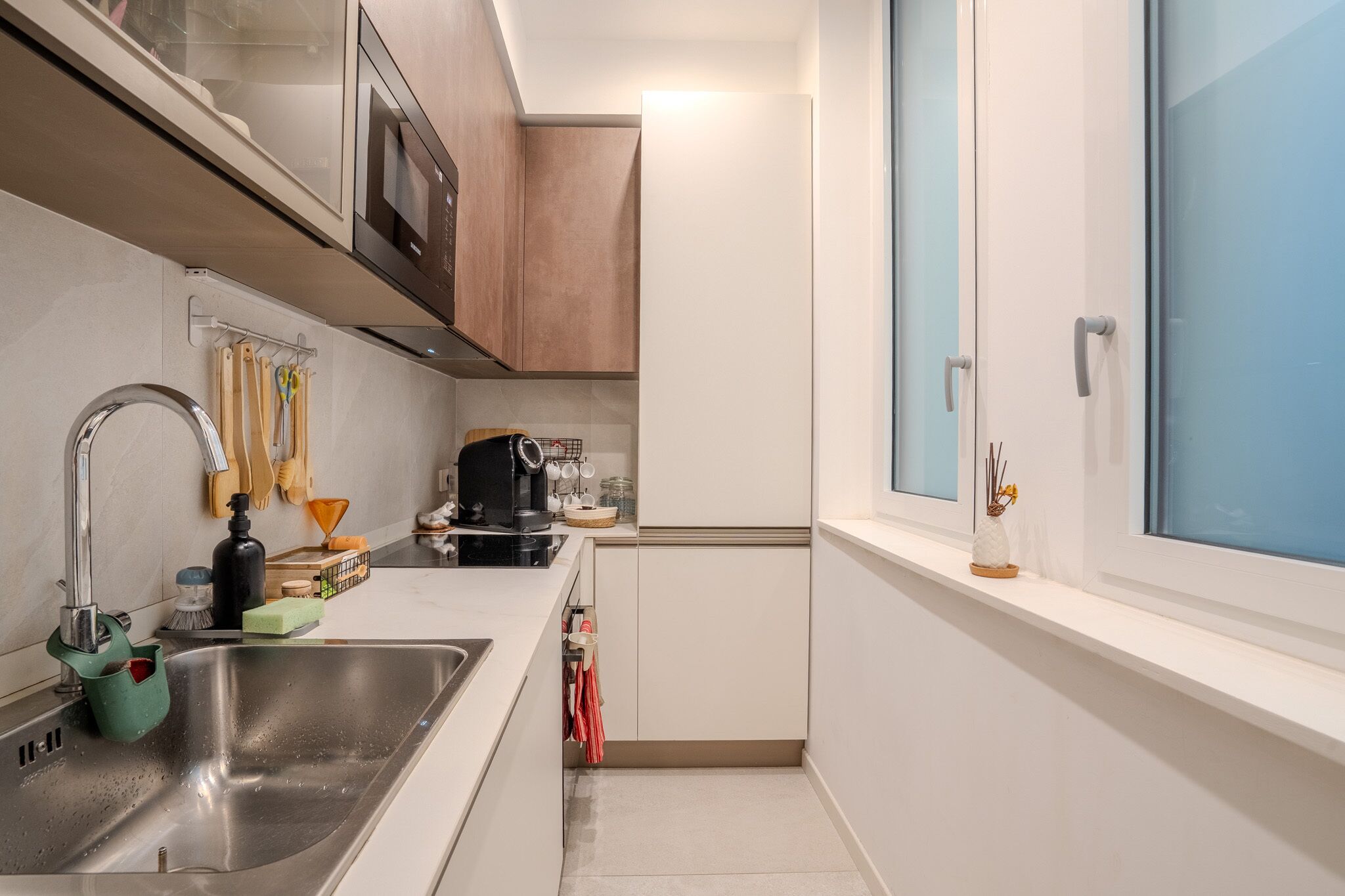 Full-size fridge, microwave, oven, stovetop