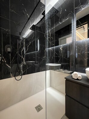 Kamar Mewah (B) | Kamar mandi | Shower, pancuran hujan, perlengkapan mandi gratis, dan pengering rambut