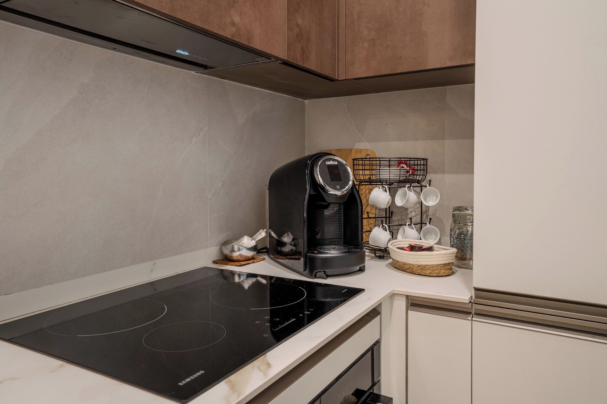 Frigorifero con congelatore, microonde, forno, piano cottura