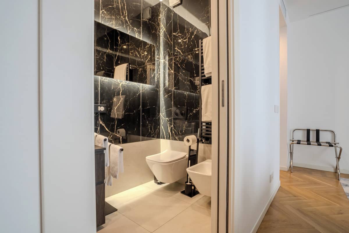 Luxe kamer (B) | 1 slaapkamer, een bureau, een laptopwerkplek, verduisterende gordijnen