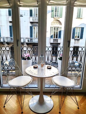 A round table with two chairs in a room with large windows. - B and G Boutique apt.-heart of Milano- Design District (Milan)